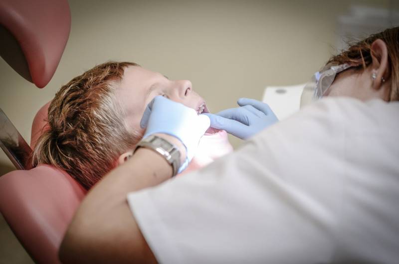 Soins dentaires pour enfants dans un cabinet d'orthodontie spécialisé à Marseille 13006