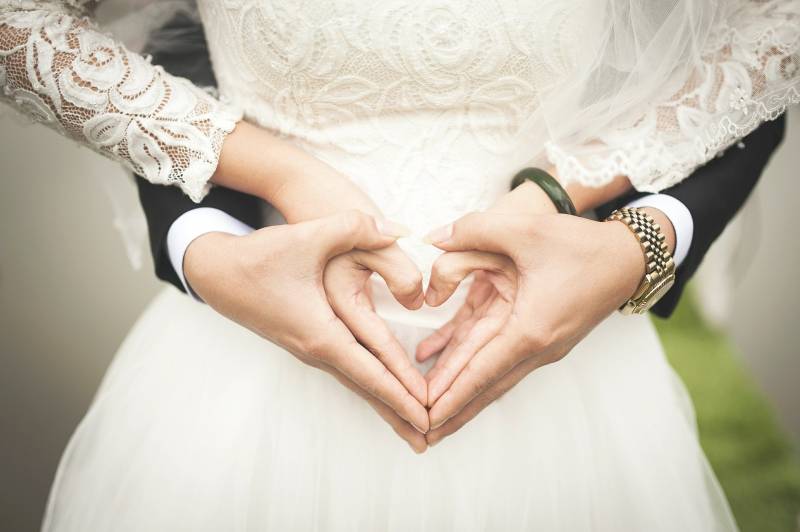 Où trouver une chanteuse pour célébrer mon mariage laïque à Cannes ? 